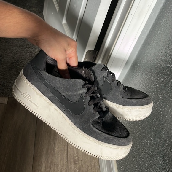 Like new high top women’s Nikes - Picture 2 of 3